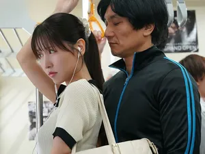Bạn gái giáo viên mẫu giáo lần đầu quan hệ không dùng bao cao su, ra dịch trắng từ ga trải giường. Người đàn ông nhét ngón tay cái vào hậu môn của mình. Thật là một sự tương phản